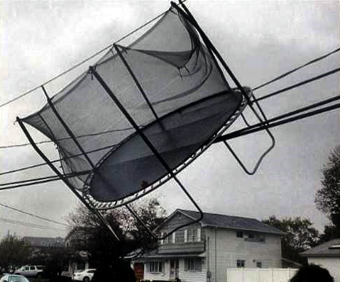 Odlatująca trampolina? Zobacz, jak uchronić swój ogród przed katastrofą!